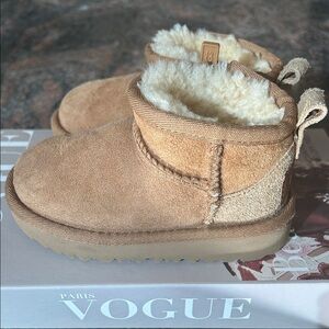 Toddler Ugg Classic Ultra Mini with zipper - size US 6